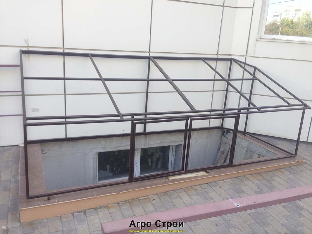 Накрытие приямка подвального окна