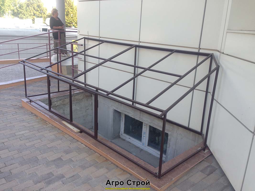 Накрытие приямка подвального окна