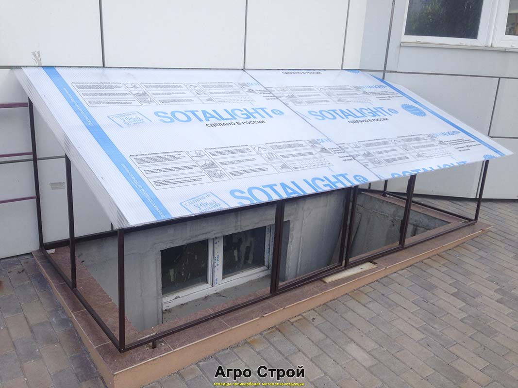 Накрытие приямка подвального окна